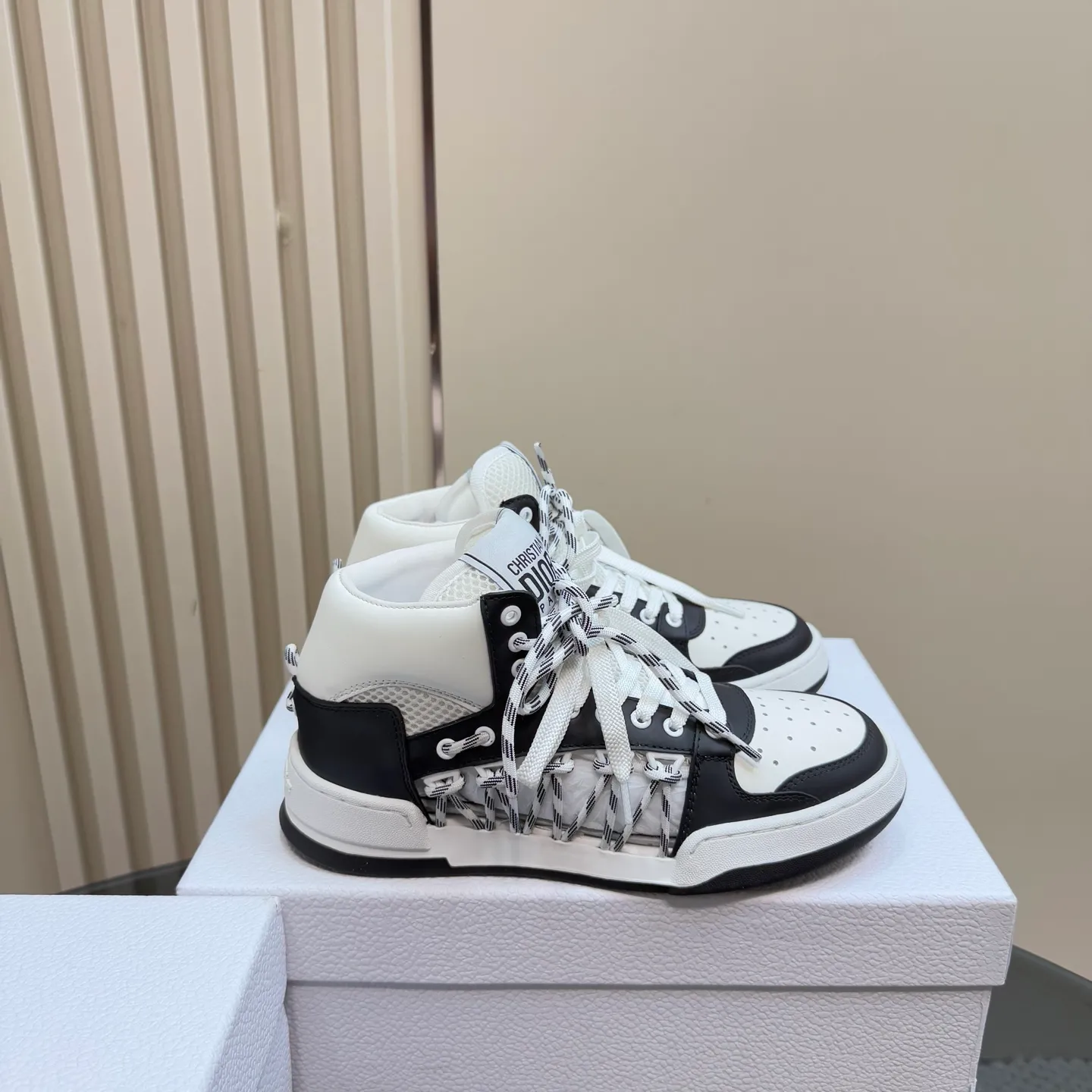 👟👟Ex-factory price 580👟👟 New in the 2025 series, this Dior, C'est sneaker shows eye-catching and fashionable style. Carefully crafted, the hollow design on the side of the upper is super fashionable, and the details also add a touch of elegance. The lightweight two-tone sole offers exceptional comfort and sporty style. Can add a stylish touch to any casual look. The tongue and sole are decorated with Christian Paris logo, and Niu Jing is designed with cowhide leather. Women's size 35-40 (customized to 40)